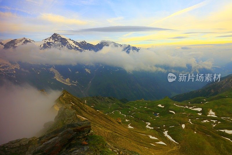 戏剧性的日出Hohe Tauern雪顶奥地利山脉-泰洛阿尔卑斯戏剧性的云景天空和景观和大格洛克纳山脉